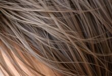 كيفية العناية بالشعر الجاف والمتقصف في المنزل