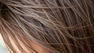 كيفية العناية بالشعر الجاف والمتقصف في المنزل